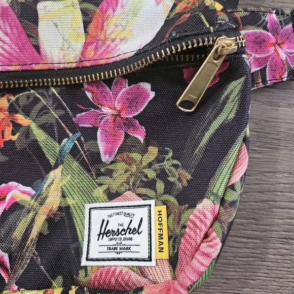 Herschel sling bag - Picture 2 of 3